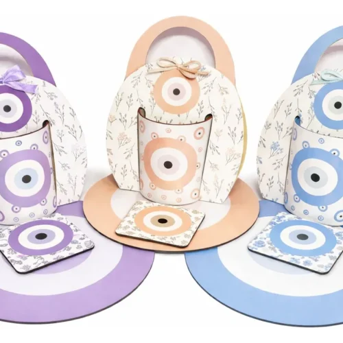 Kit de regalo con diseño de ojo turco que incluye taza, porta taza, posa taza y pad a juego, ideal como regalo original con significado y protección.