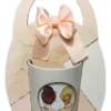 Set de regalo con taza blanca con frase sobre amistad y porta taza decorativo, ideal como regalo especial para amiga.