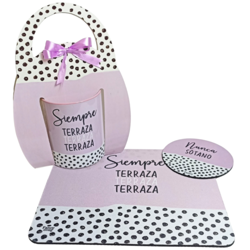 Kit Terraza con taza que incluye la frase “Nunca sótano, siempre terraza”, acompañado de porta taza, posa taza y pad a juego, ideal como regalo motivador.