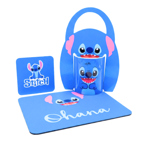 Kit azul temático Stitch que incluye taza ilustrada, porta taza, posa taza y pad a juego, ideal como regalo original o set para escritorio.