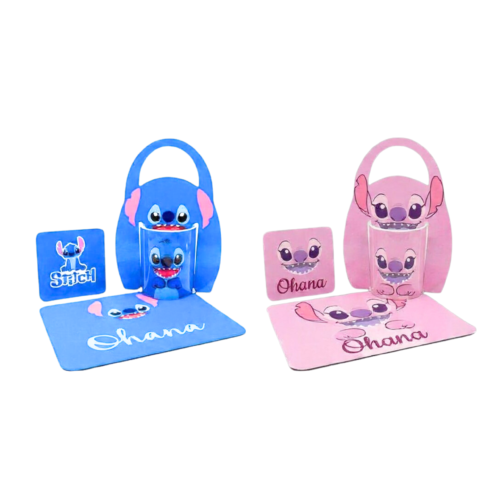 Pack de dos kits, azul de Stitch y Rosa de Angela que incluyen taza, porta taza, posa taza y pad, ideal para regalar en pareja o compartir.