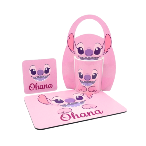 Kit rosa temático Angela que incluye taza ilustrada, porta taza, posa taza y pad a juego, ideal como regalo especial o set para escritorio.