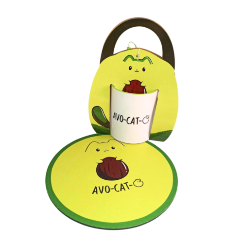 Kit con taza, porta taza y pad con diseño de gato aguacate “Avo-Cat” en tonos verdes, ideal como regalo original y divertido.