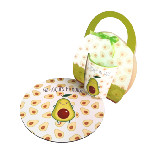 Kit con taza, porta taza y pad con diseño de aguacate y frases “No toques mi taza” y “No toques mi mouse”, ideal para escritorio y oficina.