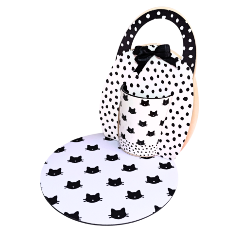 Kit con taza, porta taza y pad con diseño de gatitos negros sobre fondo blanco, ideal para escritorio minimalista y amante de los gatos.