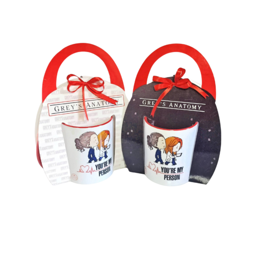 Taza blanca con interior rojo y frase “You’re my person”, disponible con dos opciones de porta taza: fondo claro o fondo oscuro