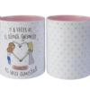 Taza blanca con lunares sutiles, ilustración de dos amigas formando un corazón y frase “A veces el alma gemela también es una amistad”, con detalles en rosa pastel, ideal como regalo para mejor amiga.