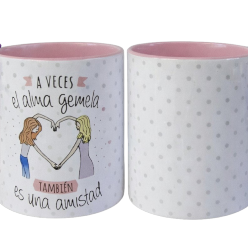 Taza blanca con lunares sutiles, ilustración de dos amigas formando un corazón y frase “A veces el alma gemela también es una amistad”, con detalles en rosa pastel, ideal como regalo para mejor amiga.
