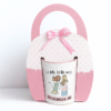 Set de regalo con taza ilustrada “La vida brilla más con una amiga al lado” y porta taza rosacon lunares y lazo decorativo, ideal como regalo para amiga.