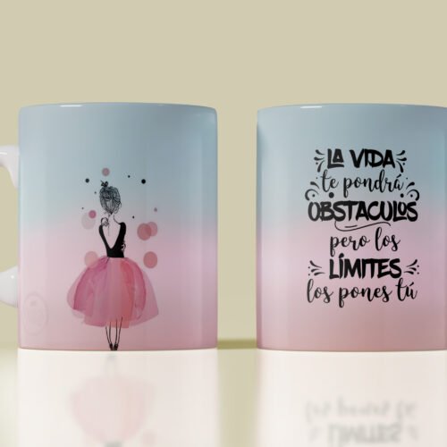 Taza en tonos suaves con ilustración femenina y frase motivadora “La vida te pondrá obstáculos, pero los límites los pones tú”, ideal como regalo inspirador.