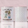 Set de dos tazas iguales blancas con lunares grises, ilustración de dos amigas abrazadas y frase “La vida brilla más con una amiga al lado”, con asa e interior color rosa pastel.