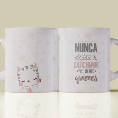 Taza blanca con ilustración de gatito tierno y frase motivadora “Nunca dejes de luchar por lo que quieres”, ideal como regalo original con mensaje positivo.