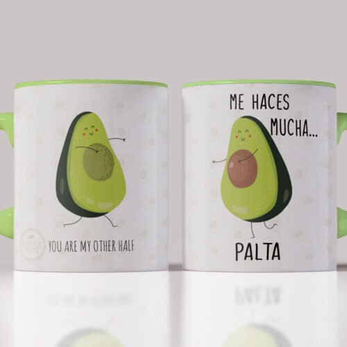 Set de dos tazas diseño de palta ilustrada y frases “You are my other half” y “Me haces mucha palta”, con reverso estilo checklist marcando “Avocado”.