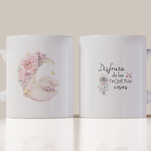 Taza blanca con ilustración de luna floral en tonos pastel y frase “Disfruta de las pequeñas cosas”, diseño delicado ideal como regalo tierno.