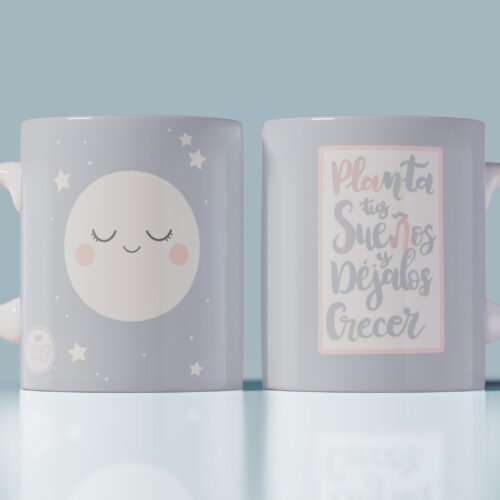 Taza en tonos pastel con ilustración de luna sonriente y frase motivadora “Planta tus sueños y déjalos crecer”, ideal como regalo dulce e inspirador.