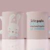 Taza rosa con ilustración de conejita tierna y frase motivadora “Si te gusta lo que haces, ni los lunes te quitan la sonrisa”, ideal como regalo original con mensaje positivo.