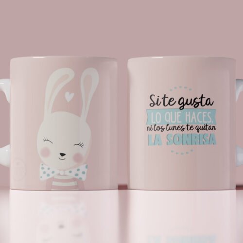 Taza rosa con ilustración de conejita tierna y frase motivadora “Si te gusta lo que haces, ni los lunes te quitan la sonrisa”, ideal como regalo original con mensaje positivo.