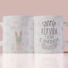 Taza blanca con ilustración de conejitos y frase motivadora “Sonríe a la vida y la vida te devolverá esa sonrisa”, ideal como regalo original con mensaje positivo.
