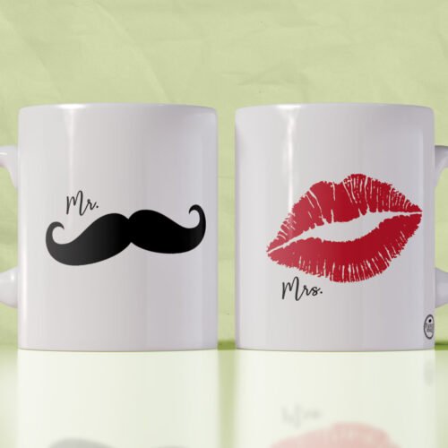 Set de 2 tazas blancas con diseño “Mr.” con bigote y “Mrs.” con labios rojos; en el reverso forman la frase “juntos es mejor”, ideal como regalo romántico para pareja.