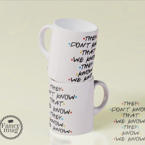Taza blanca Friends con frase they don’t know that we know diseño tipográfico