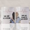 Taza blanca inspirada en Grey’s Anatomy con ilustración de dos amigas abrazadas, línea de electrocardiograma en forma de corazón y frase “You are my person / You will always be my person”