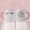 Taza blanca con asas rosas, diseño de pestañas minimalistas y frase motivadora “Sólo encuentra la derrota aquel que deja de soñar”, ideal como regalo femenino inspirador.